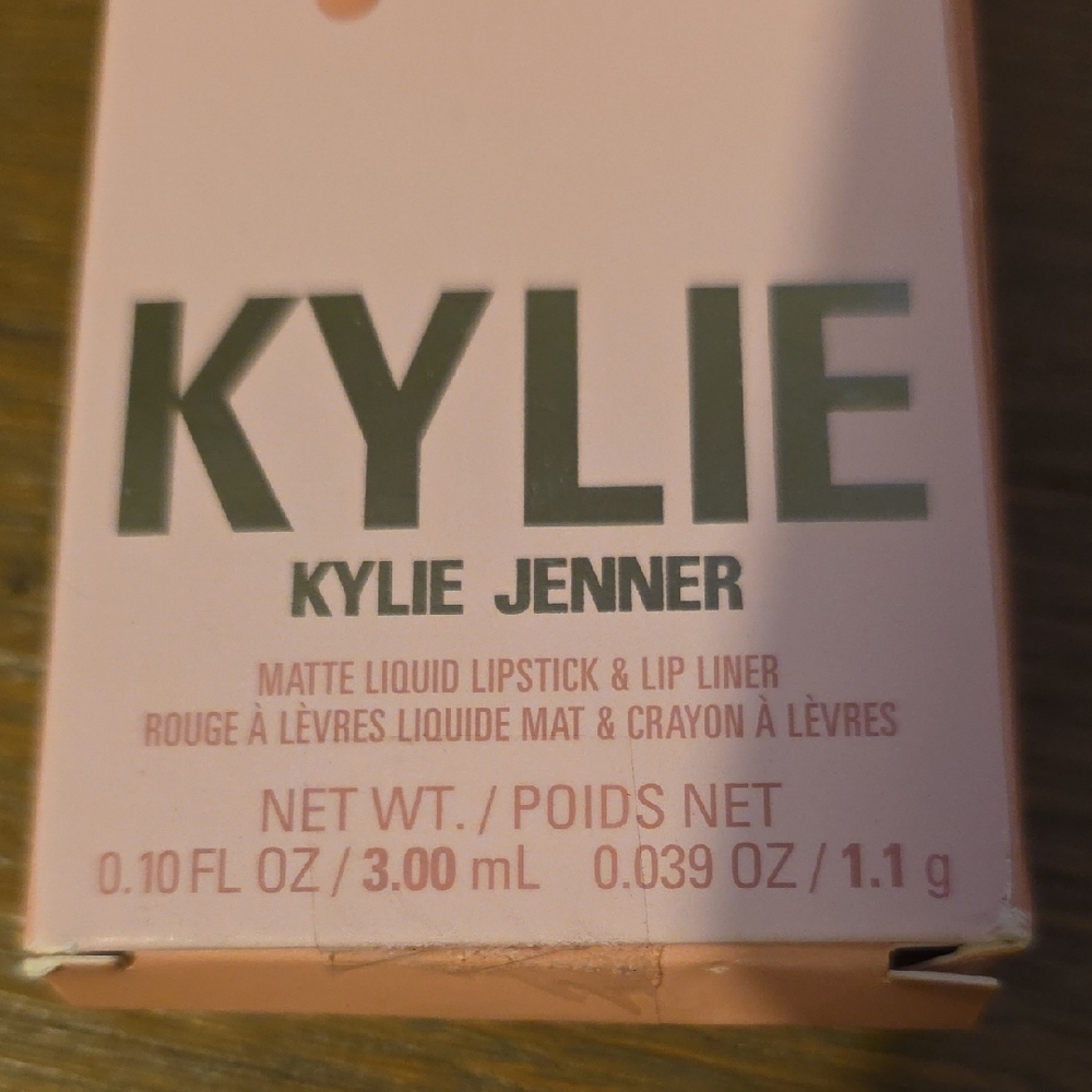 Kylie Cosmetics Matte Lip Kit in #700 Bare Matte - Picture 2 of 4